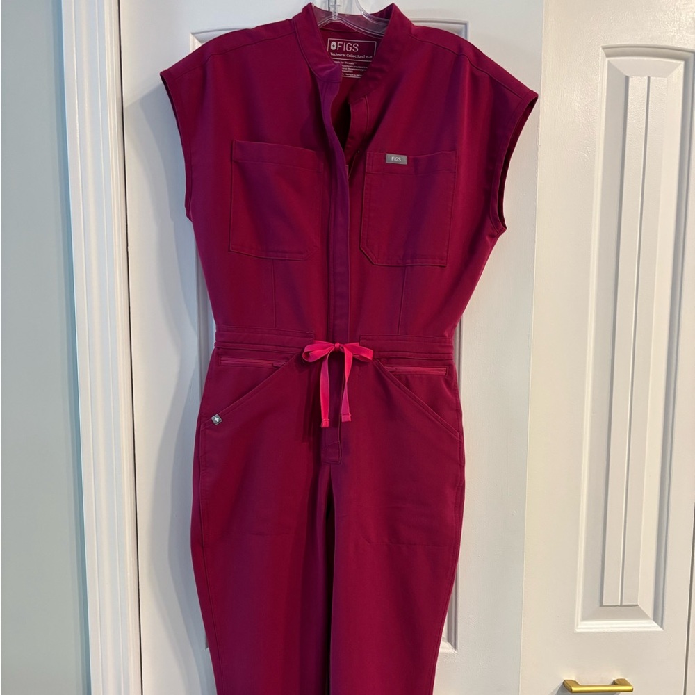 FIGS Rafaela Cargo Jumpsuit
Color: Warm Magenta
XS Petite
